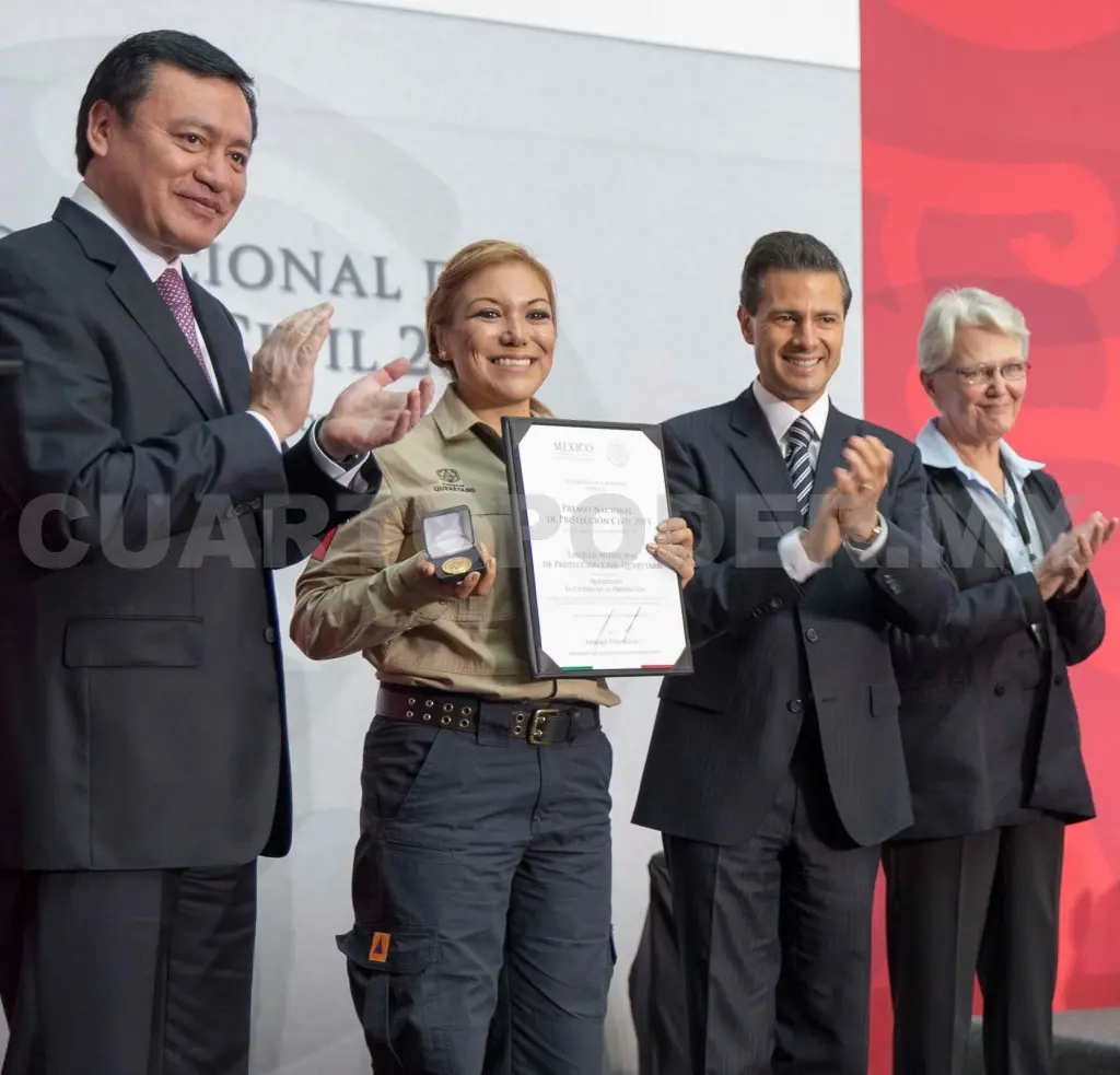 Acompañado por el titular de Gobernación, Osorio Chong, el presidente Peña Nieto entregó el Premio de Protección Civil a personas que destacaron en la materia / Presidencia