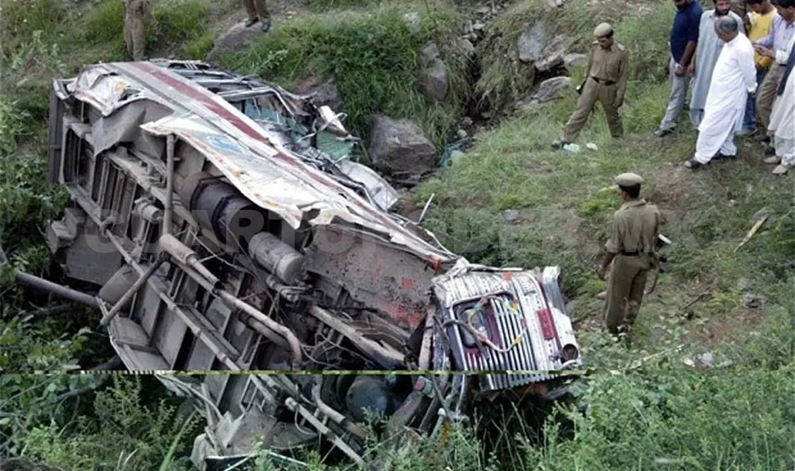 El autobús transportaba a 52 pasajeros en el momento del accidente. Agencias