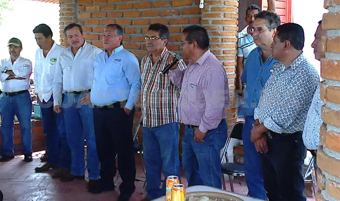 En reunión autoridades entregan apoyos a productores. CP