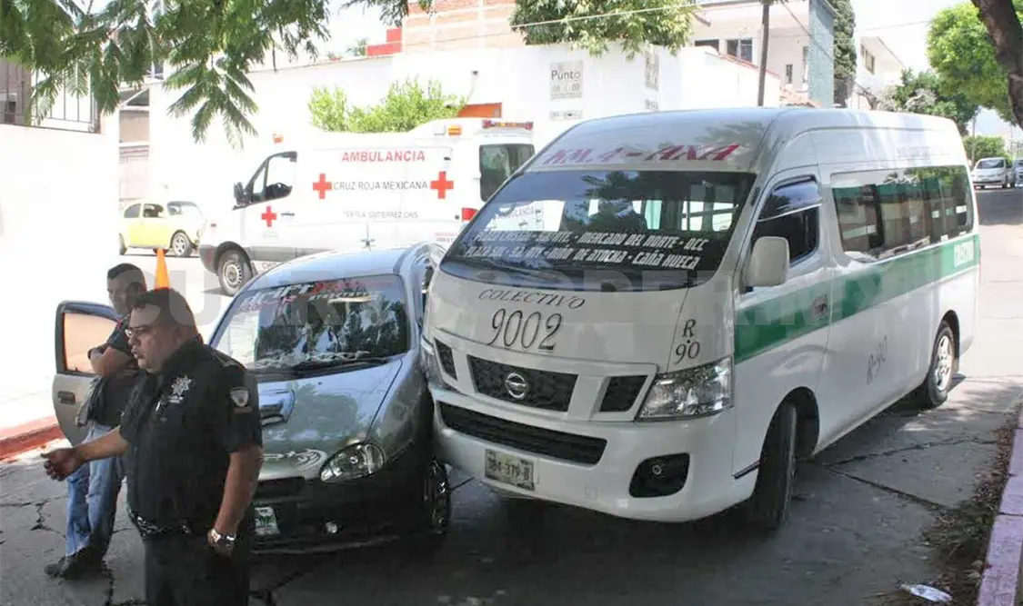 Colectivero se pasó la preferencia y se estrelló contra un vehículo tipo sedán, cuyo conductor resultó lesionado. Rafael Cabrera / CP