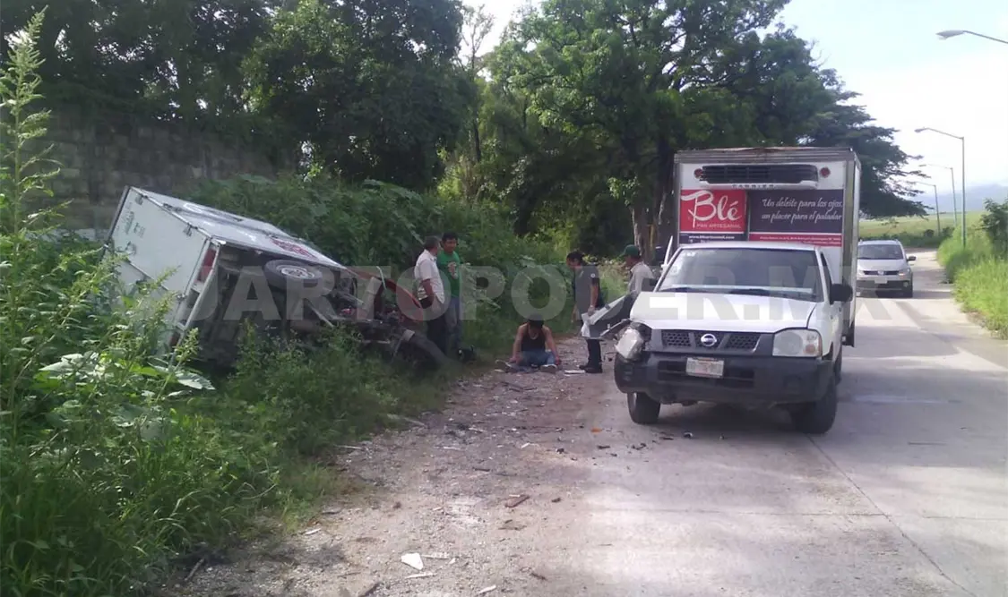 Vuelca motocarro al chocar contra camioneta