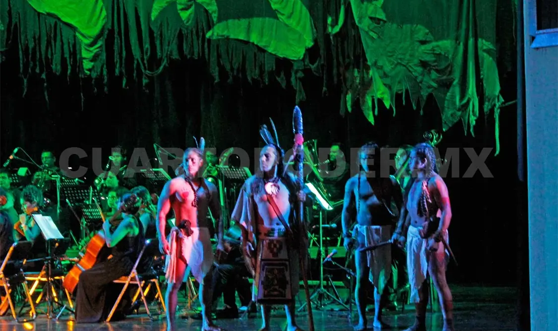 Mientras la orquesta suena, los actores escenifican películas conocidas. Cortesía