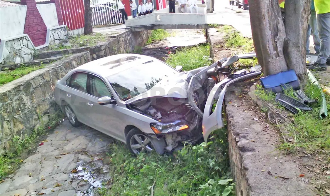 Ileso dentro de auto “chatarra”