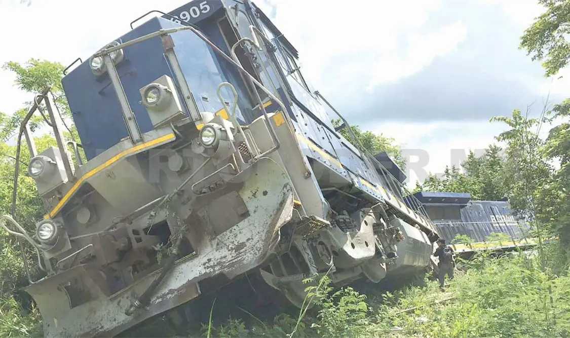 Descarrilan tren para saquearlo
