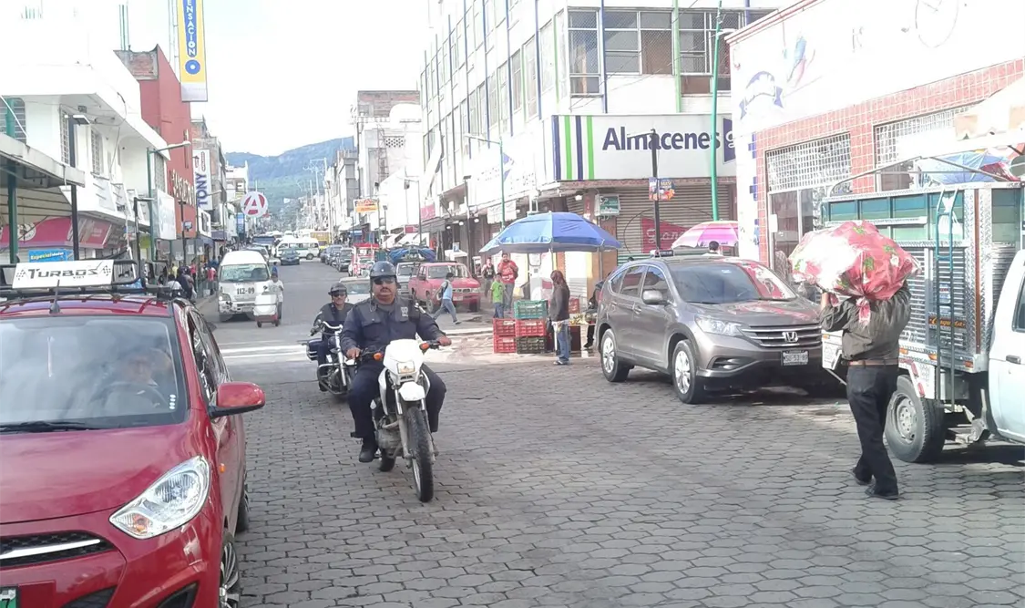 Ante reclamos de locatarios y comerciantes, por actos delincuenciales, mandos policiacos del Ayuntamiento tuxtleco aplican operativo rastrillo en esta zona centro. Cortesía. CP