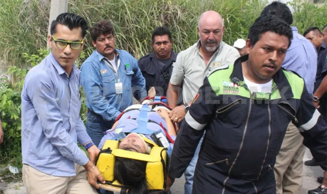 Embiste auto a jovencitas