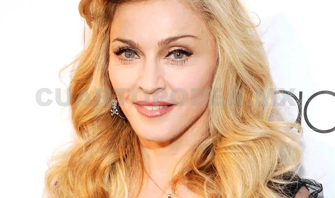 Trabajadores le besan los pies a Madonna