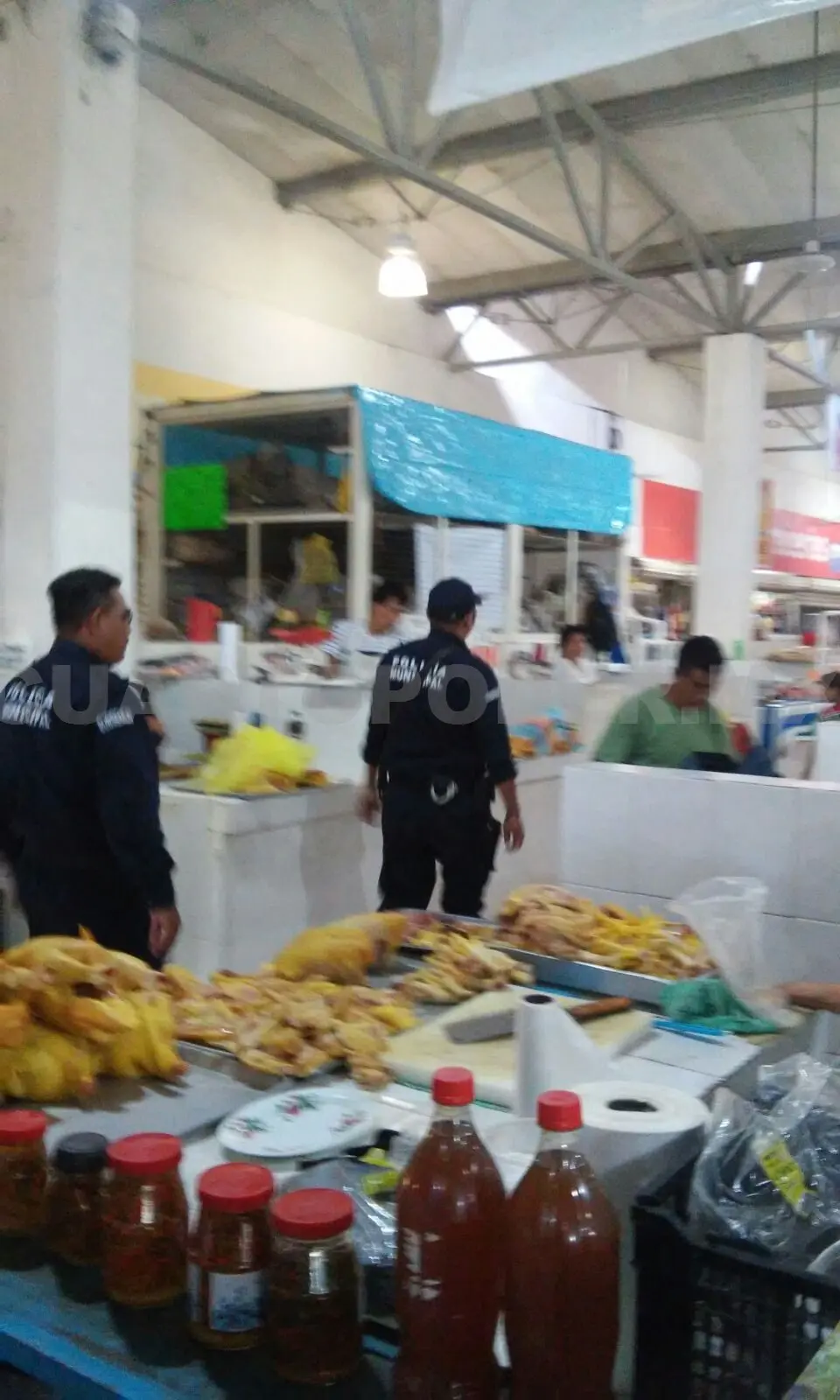 Elementos de la Policía Municipal de Tuxtla Gutiérrez buscan desactivar a posibles delincuentes en mercados tuxtlecos. Cortesía. CP