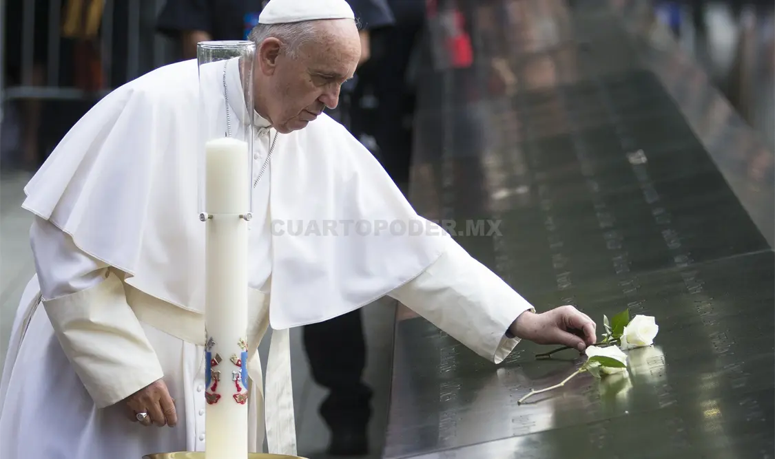 El pontífice depositó una flor blanca en la gran fuente que tiene grabado el nombre de cada víctima fallecida el 11 de septiembre de 2001. AP