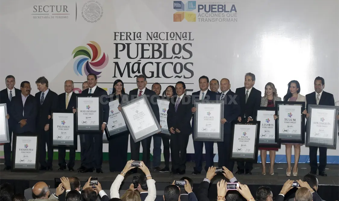 El secretario estatal del Turismo, Mario Uvence Rojas, recibió el nombramiento como Pueblo Mágico para el municipio de Palenque. NTX