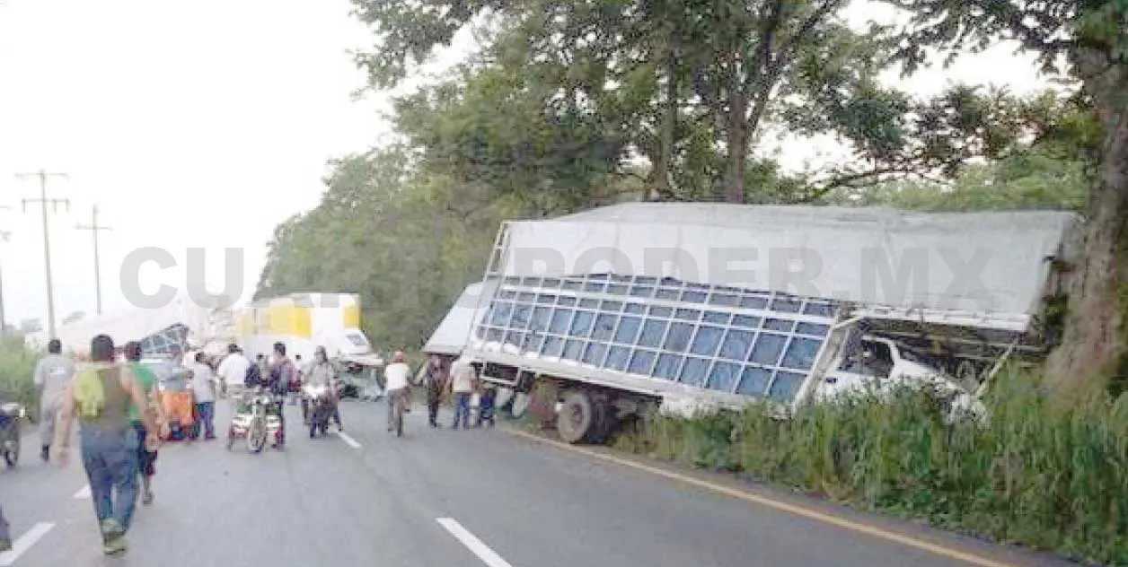 Chocan tres tráileres en Tabasco