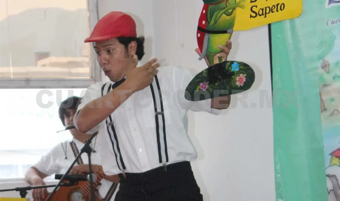 Durante la obra Sapito Sapeto. Darwin Mendoza CP