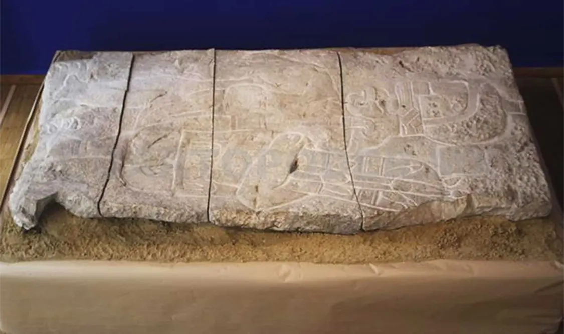La escultura de piedra tiene 2.20 metros de alto, 1.5 metros de ancho y 30 centímetros de profundidad. Agencias