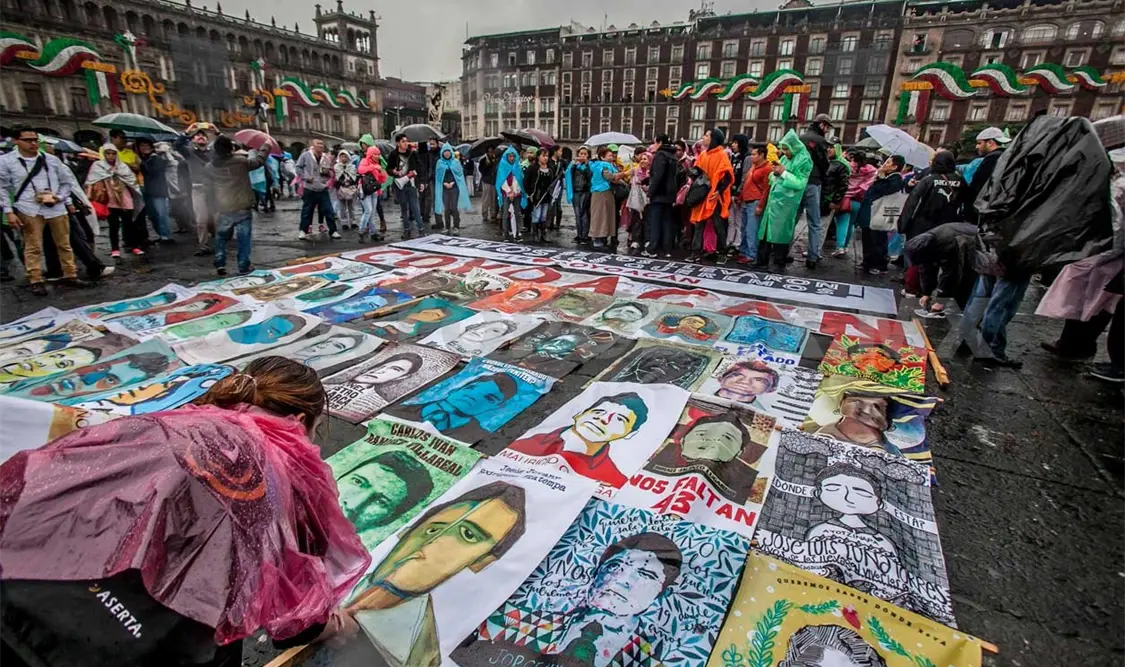 Miles marchan en México
