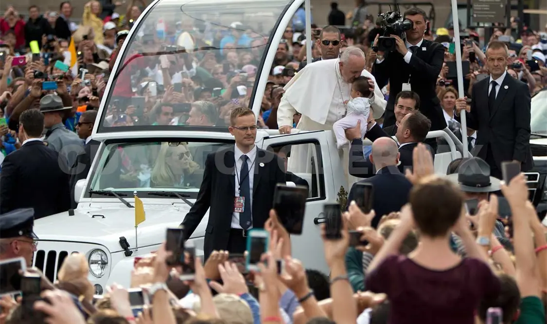En el Parque Nacional Histórico de la Independencia, el papa dio un importante espaldarazo a los miembros de la “gran población hispana”. AP
