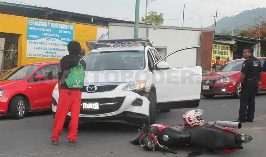 La conductora de la camioneta intentó dar vuelta en “U” y le hizo corte de circulación al motociclista. Rafael Cabrera / CP