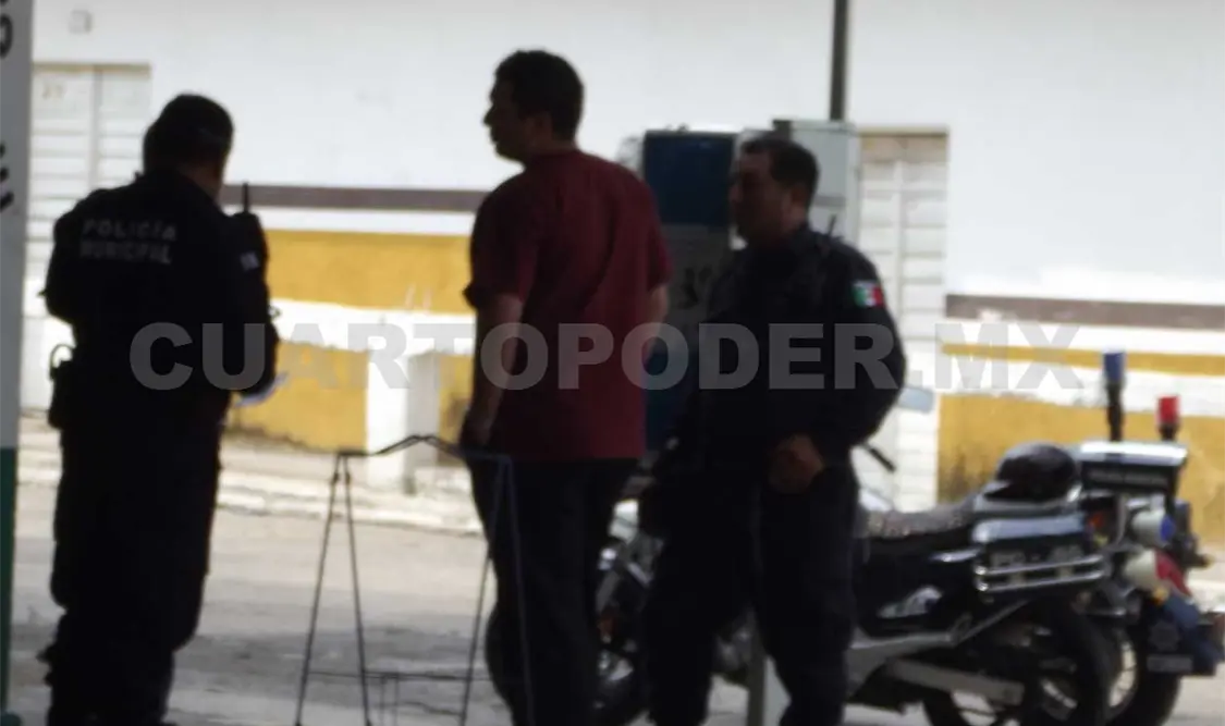 Policías, abuelo y padre airados, frente a la refaccionaria. A. Alegría / CP