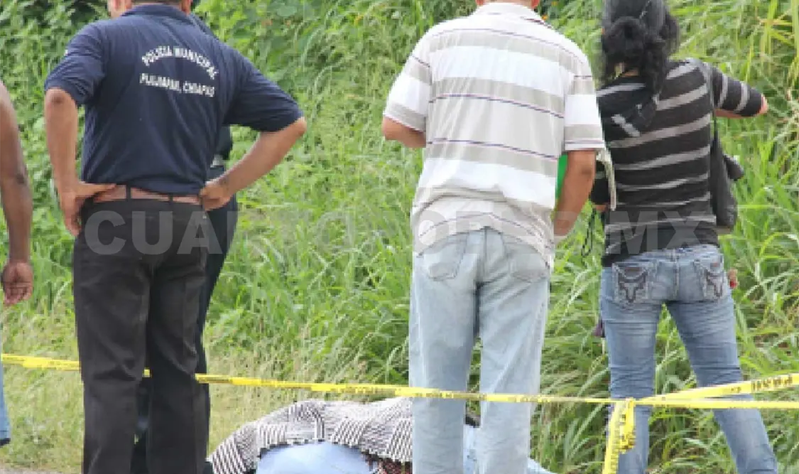 El cadáver del campesino Íver Lorenzana Arreola, de 23 años, fue hallado a un costado del camino Pijijiapan-Ejido Topón. Noel Vázquez / CP