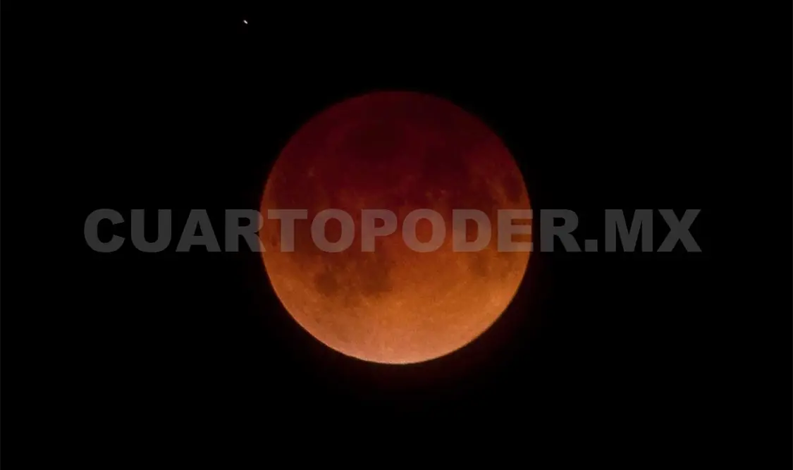 Eclipse lunar genera una “Luna Roja”