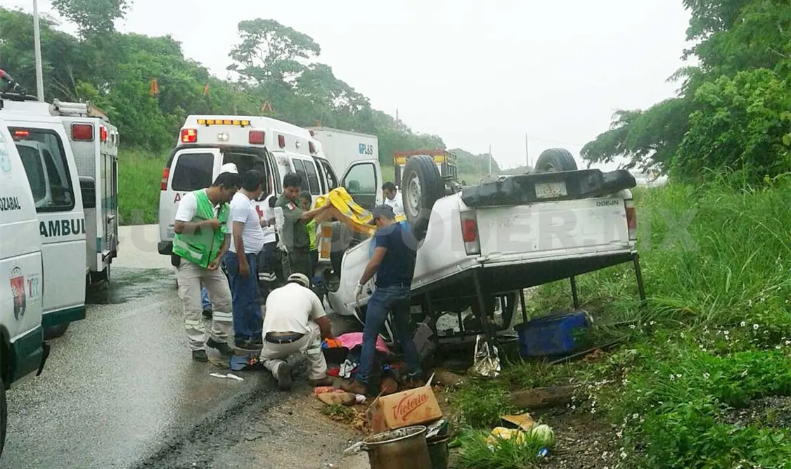 Camioneta vuelca y deja cinco heridos