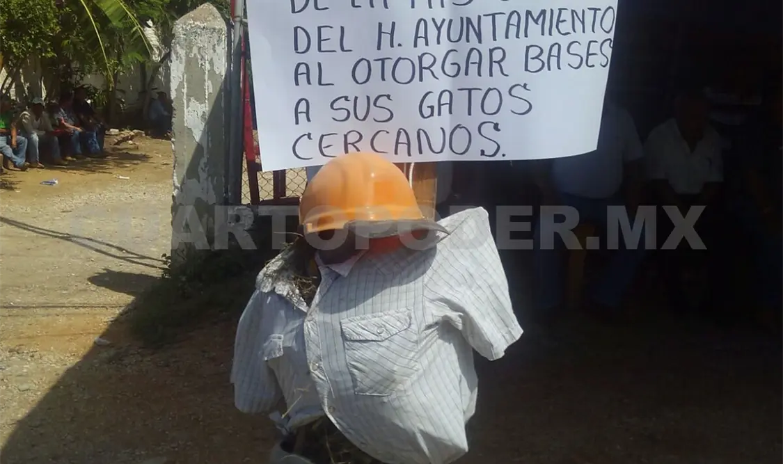 Trabajadores se permiten quemar figura alusiva al edil tuxtleco saliente. Sergio Granda, CP