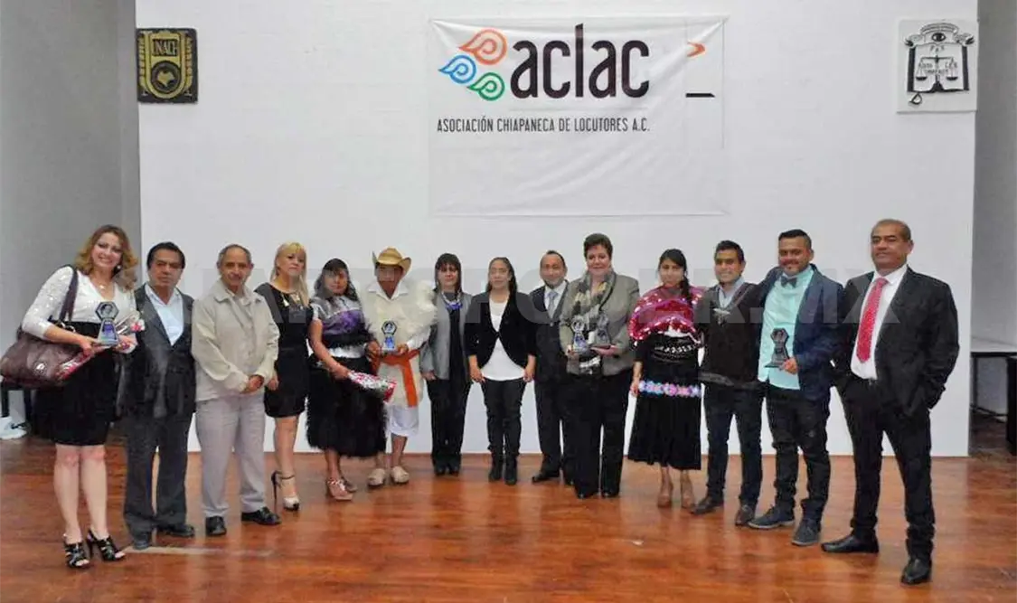 Reconocen labor de los locutores