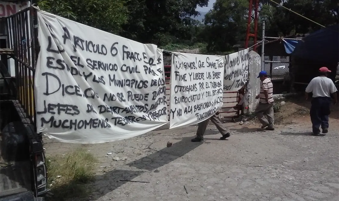 Persiste el plantòn laboral en el departamento de Obras Viales del Ayuntamiento tuxtleco. Sergio Granda, CP