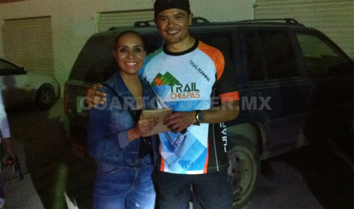 Osiris Mendoza, a nombre de todos los participantes, hizo entrega de lo recaudado a Rox Ponce, que con lágrimas en los ojos agradeció el apoyo. Cortesía