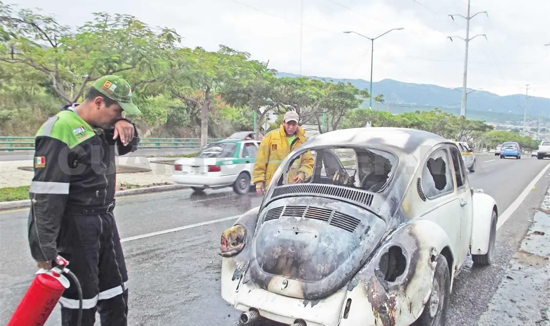 Vocho arde después de salir del taller