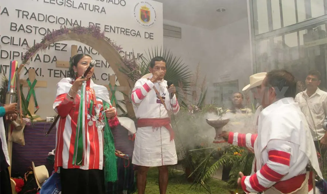 Entrega de bastón de mando a diputada indígena