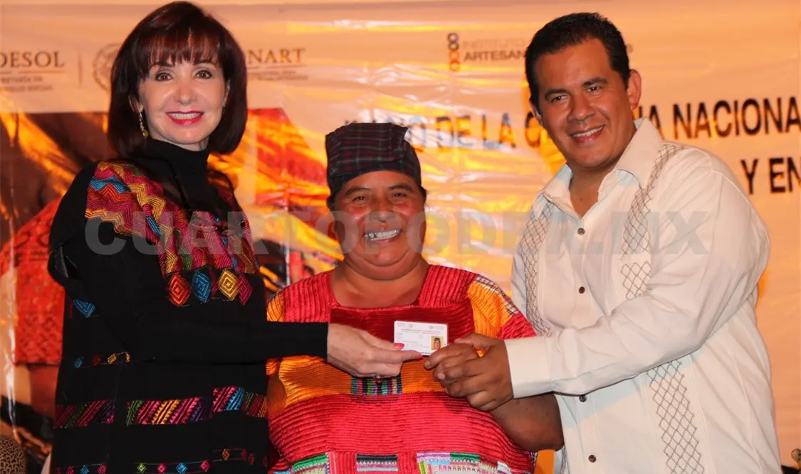 La credencial número uno se entregó a la artesana Simona Gómez López, originaria del municipio de Amatenango del Valle. CP