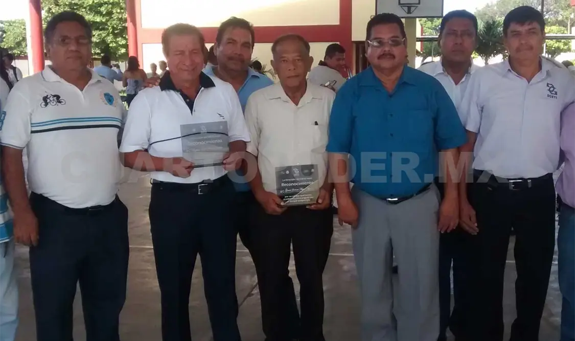 Profesores homenajeados por su gran labor en las aulas de clases. CP