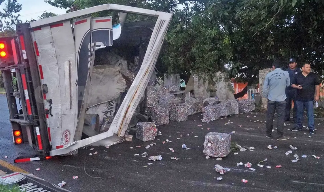 La circulación quedó cerrada debido a que la caja quedó atravesada en el camino.