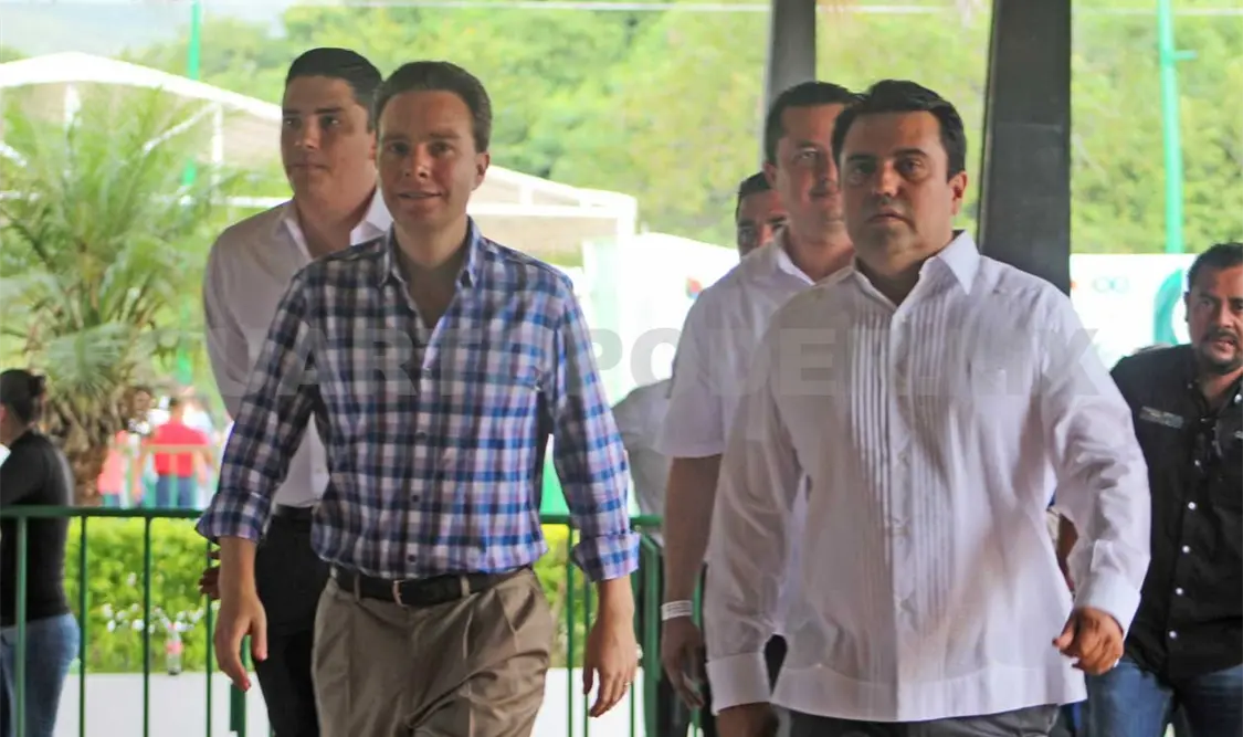 Entrega MVC vehículos para combate al transporte irregular