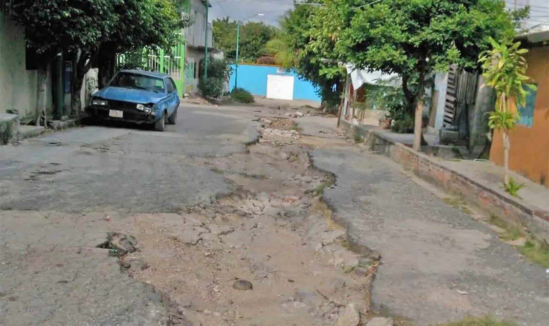 Piden a alcalde Castellanos, atender calle destruida