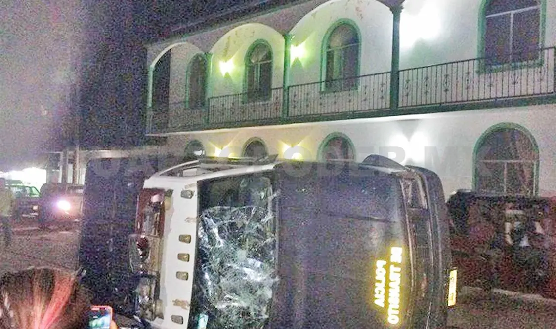 Mototaxistas queman dos patrullas