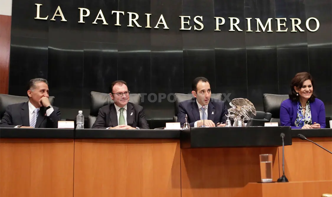 Comparencia del titular de Hacienda, Luis VIdegaray (segundo de izquierda a derecha), ante el pleno del Senado. Agencias