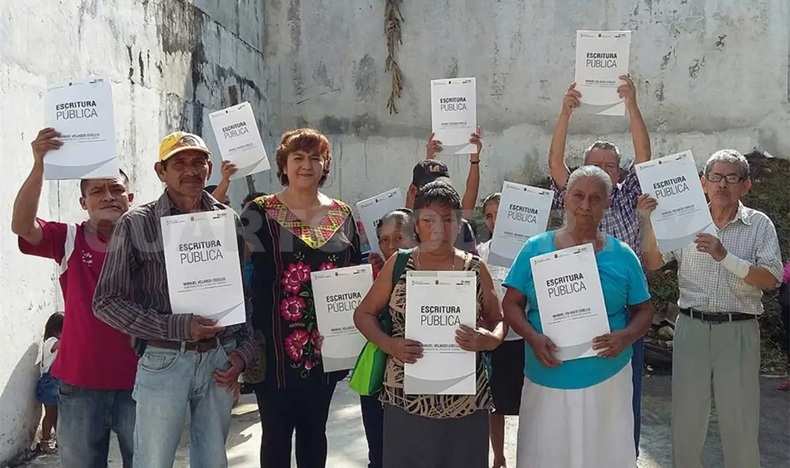 Afectados por Stan reciben escrituras