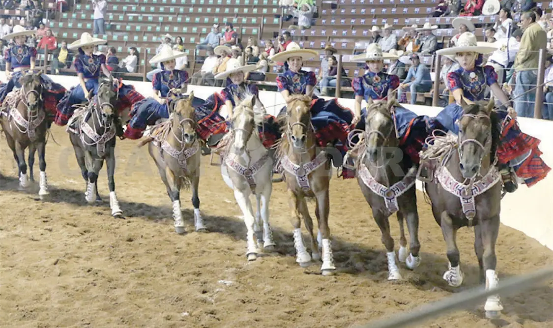 Escaramuzas empatan en la cima del campeonato