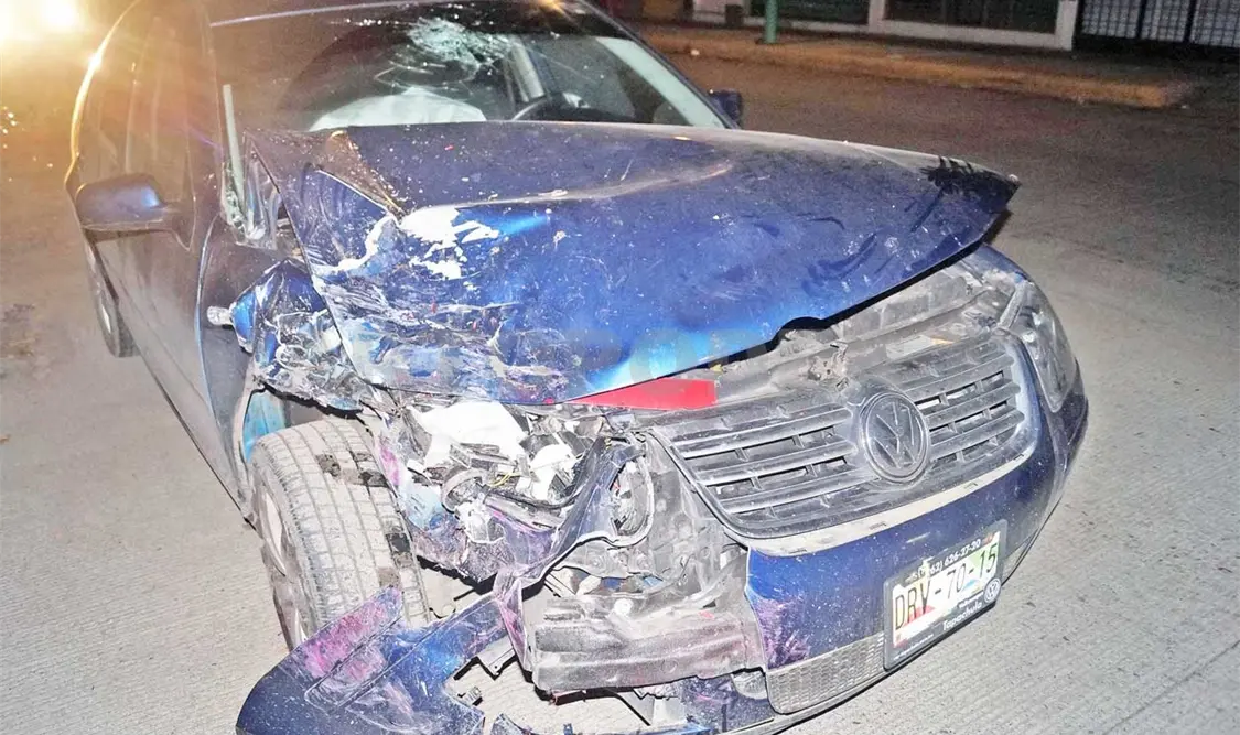 Choca y abandona su auto en la calle