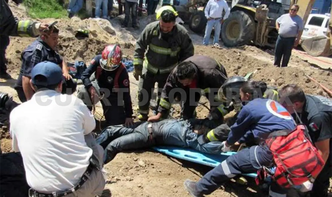 Rescatan a trabajadores atrapados en alcantarilla