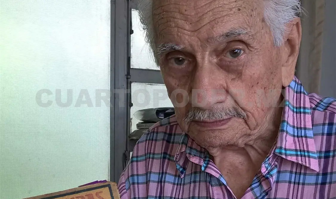 Pavía Farrera junto al primer libro que leyó. Noé Xicotencalt / CP