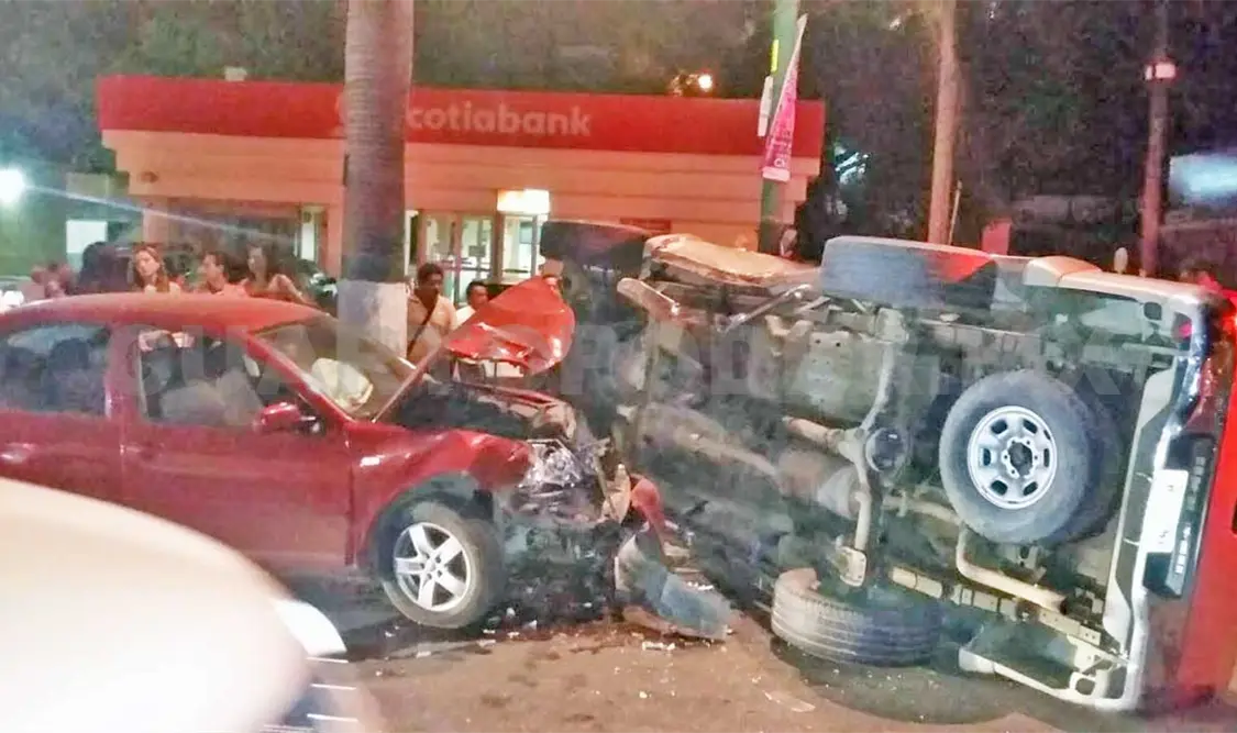 Quedó atrapada en camioneta volcada