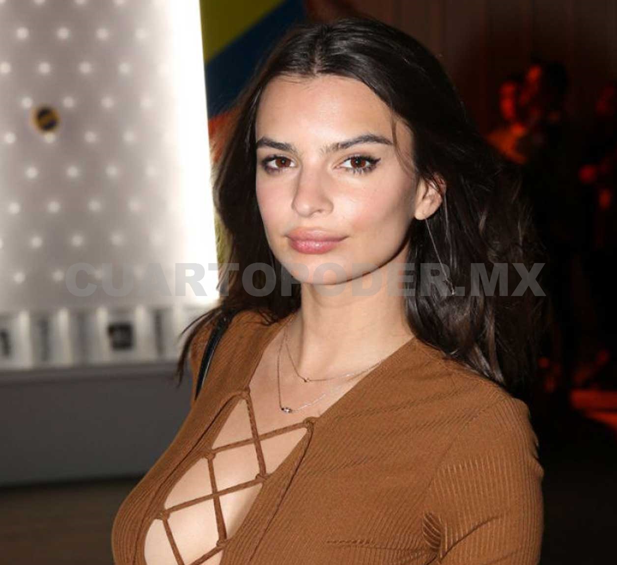 Emily Ratajkowski enciende a todos con su escote