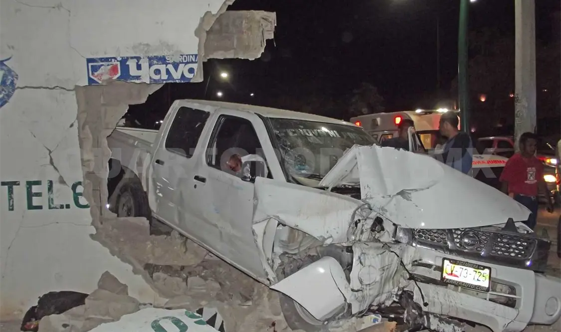 Grave, arrastrado por camioneta