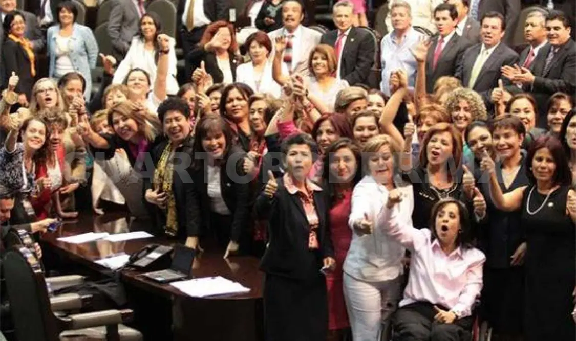 Las integrantes del PRI conmemoraron el 62 aniversario del derecho al voto. Agencias