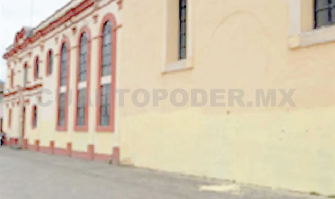 En un intento por cubrir las manchas, las autoridades municipales cubrieron los mensajes con pintura perjudicial para los inmuebles. Cortesía