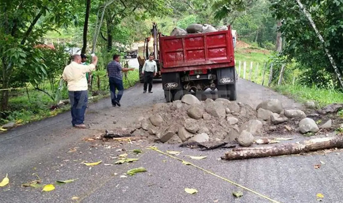 Autoridades procedieron a realizar obras de mantenimiento al tramo carretero dañado. CP