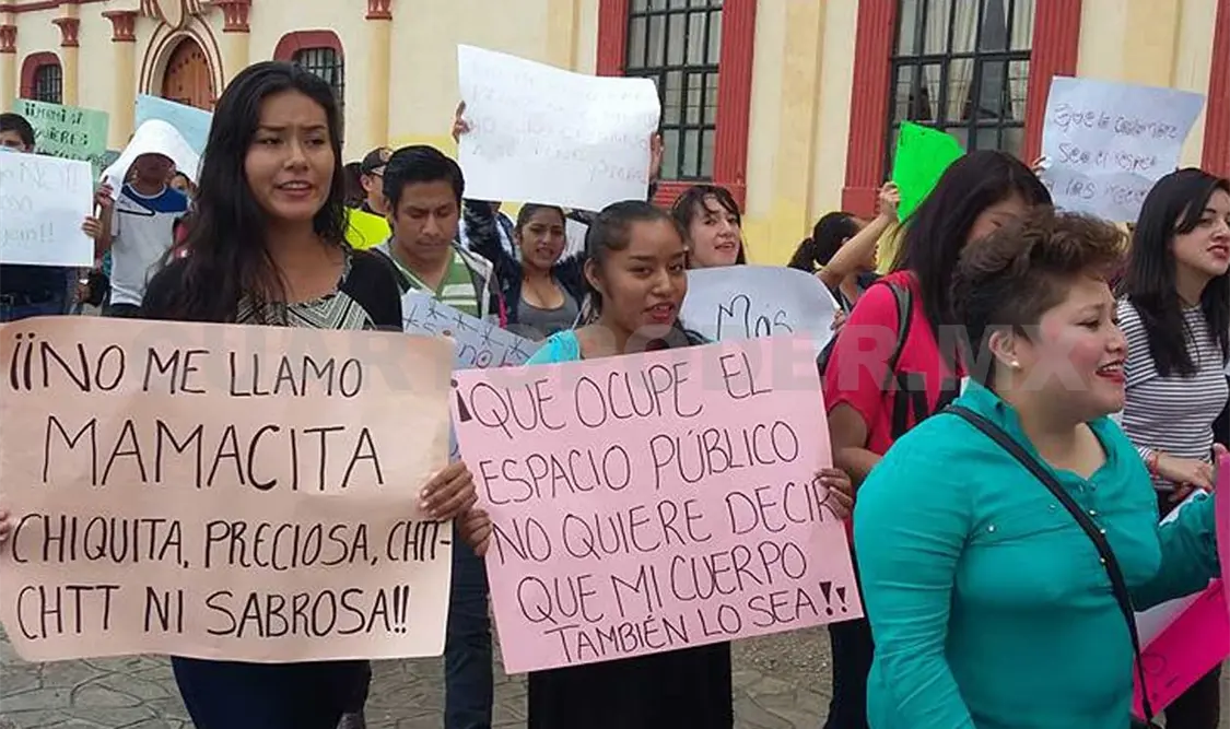 Jóvenes caminaron por avenidas principales con mensajes en contra del feminicidio. CP