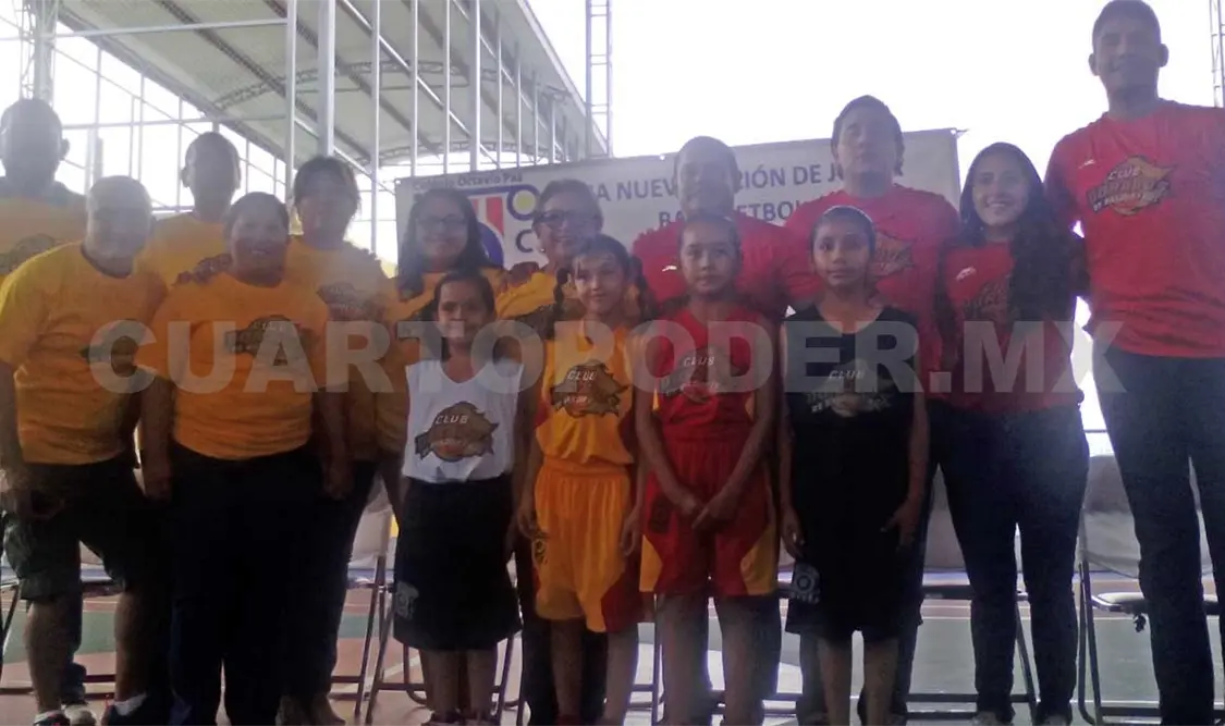 Ante los medios de comunicación, el entrenador anunció la creación de la escuela de Baloncesto que tendrá como sede la mencionada institución educativa. Maricarmen Vázquez / CP